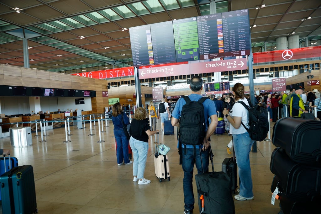 Passagiere müssen am Flughafen BER Geduld mitbringen.
