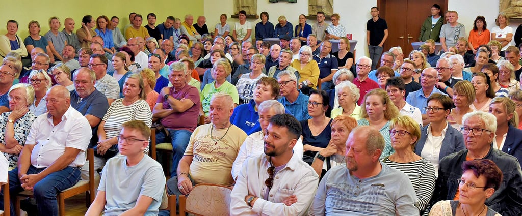 Rund 200 Gäste lauschten im Hettstedter Ratssaal den Antworten bei der Vorstellungsrunde der Bürgermeisterkandidaten.