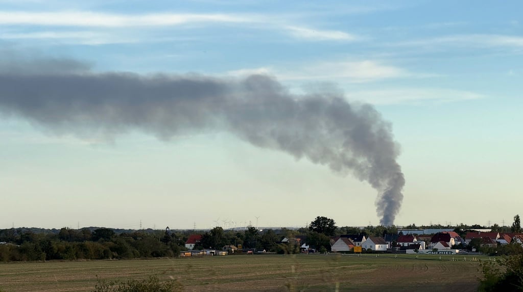 Über Groitzsch war eine hohe Rauchsäule zu sehen.