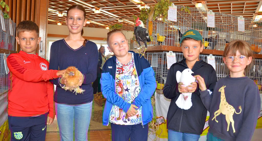 Hannes (v.li.) und Lina Pelka, Joel Pankrath, Jorick Schöne und Jolina Roskoden zeigen stolz ihre Tiere.