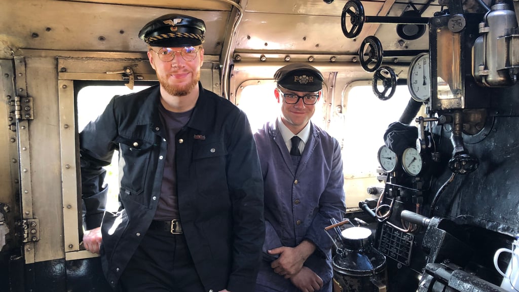 Wieder gemeinsam bei den Harzer Schmalspurbahnen im Einsatz: der walisische Gast-Heizer Caleb Lovegrove (r.) und HSB-Kollege Moritz Helmhold bei einem Stopp in Quedlinburg.