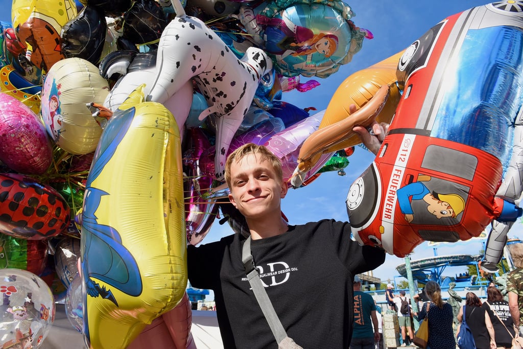 Kindertagsgeschenke hielt Marcel Fürth aus Hübitz parat. Ein bunter Ballon gehört einfach zum Wiesenbummel mit Kindern.