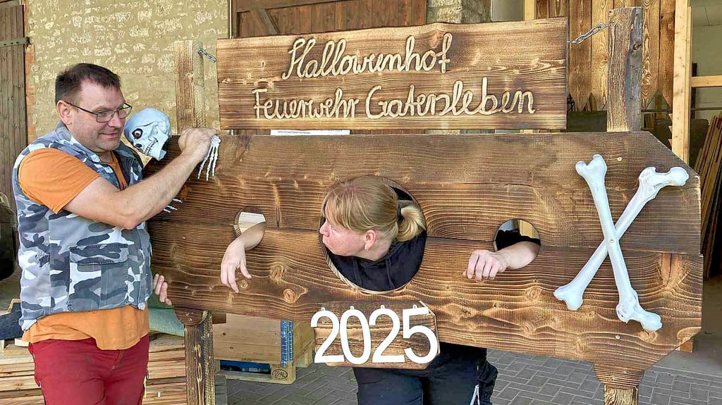 Ralf Jungtorius und Kristin Thümler präsentieren die neueste Halloweenhof-Kreation: einen Pranger für Erinnerungsfotos.