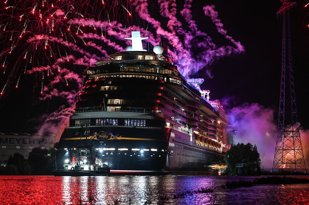 Das Kreuzfahrtschiff wurde mit einem Feuerwerk verabschiedet.