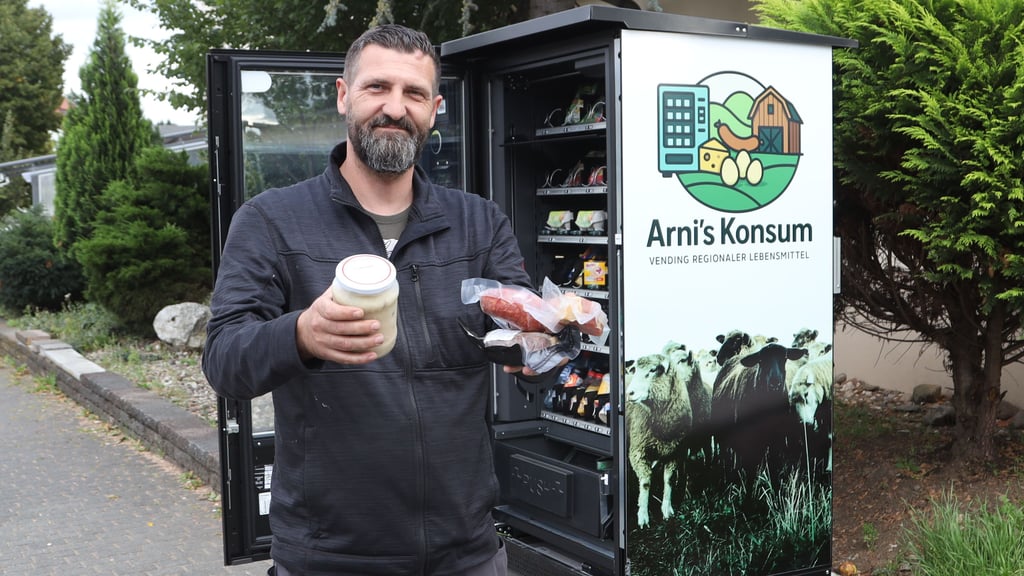 Steven Arnecke vor seinen zwei Automaten in Dahlenwarsleben, in denen jetzt unter anderem auch Wurst zu haben ist.