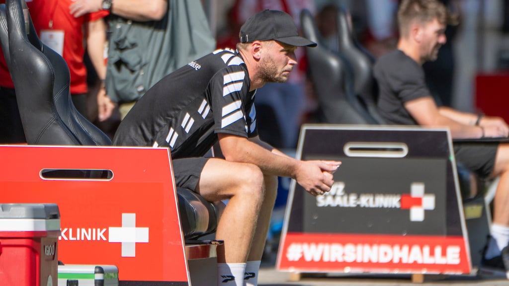 HFC-Trainer Robert Schröder muss beim Halleschen FC nach der zweiten Niederlage in Folge seine erste Krise bewältigen.