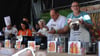 Eine zehnköpfige Jury probierte sich durch die Kartoffelsuppenkraetionen. Unter ihnen Vereinsschaffende, Firmenchefs und Volksstimme-Chefreporter Thomas Pusch (re.).