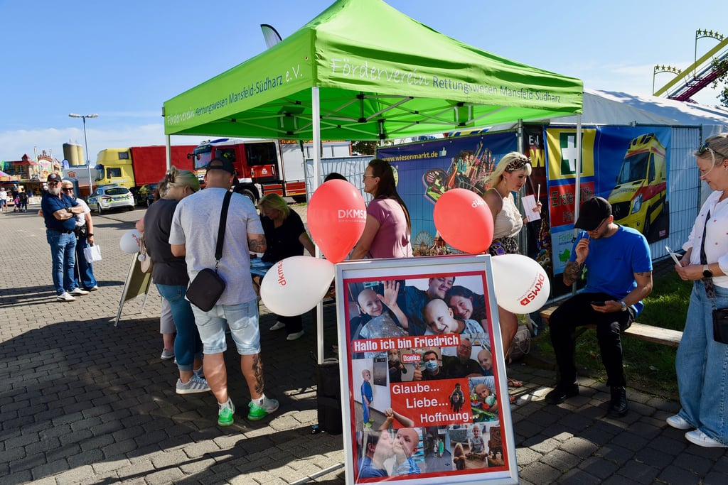 Eine Typisierungsaktion, unterstützt vom Förderverein Rettungswesen Mansfeld-Südharz und der DKMS, findet aktuell am Rande des Festgeländes statt.