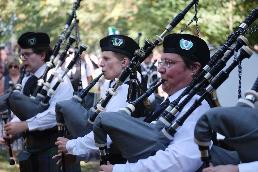 Bei den Highland Games treten auch Pipe-Bands auf. Der Dudelsack hat in Schottland eine besondere Tradition.