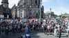 Am Schlossplatz versammelten sich die Teilnehmer zur Auftaktkundgebung.