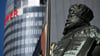 Die Bronzefigur Johann Friedrich I. von Sachsen wird von Studenten auch „Hanfried“ genannt. Die Skulptur steht seit 1858 auf dem Jenaer Markt.
