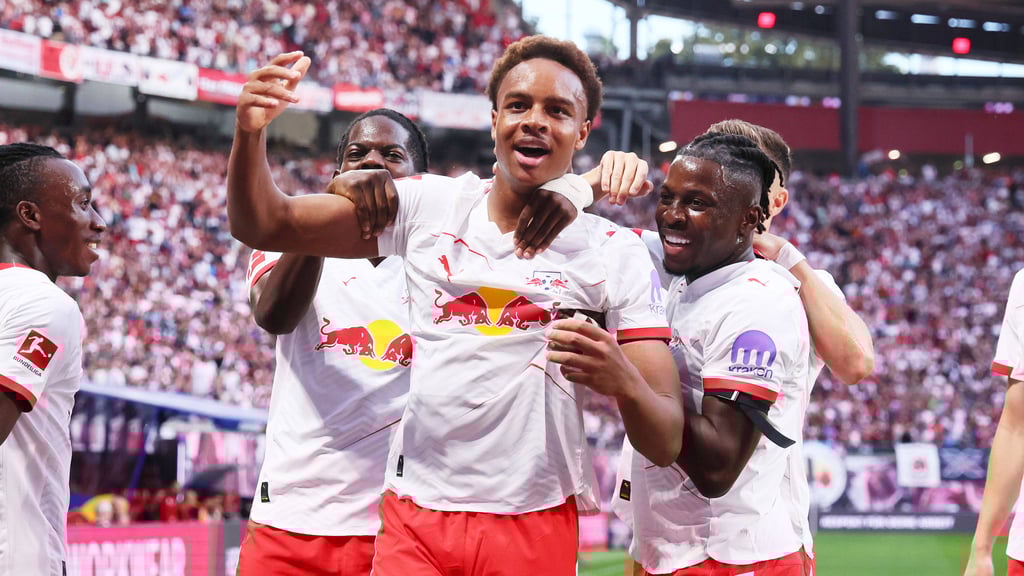 Erstes Bundesliga-Tor für RB Leipzig: Assan Ouedraogo (3.v.l.).