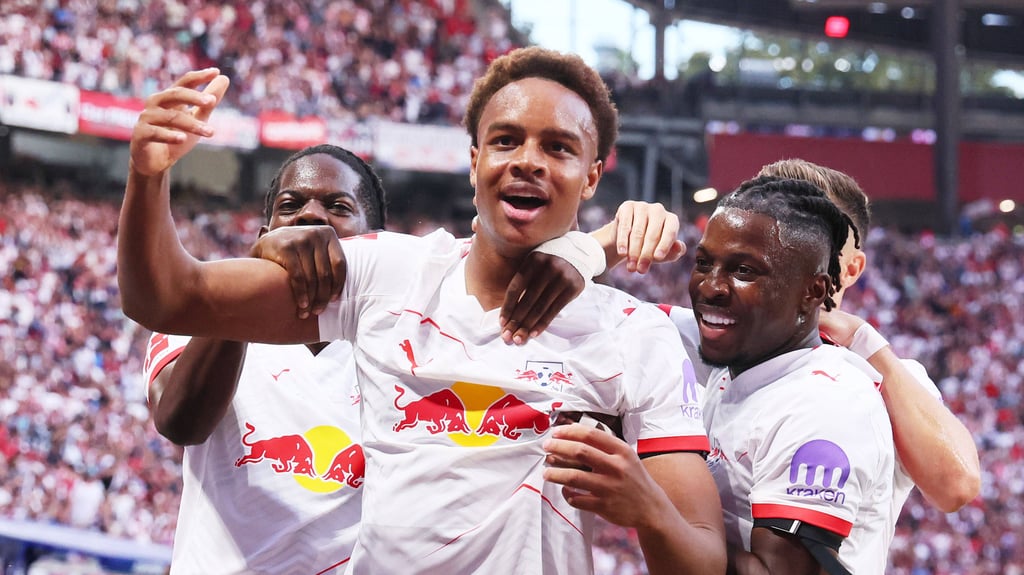 Erstes Bundesliga-Tor für RB Leipzig: Assan Ouedraogo (3.v.l.).
