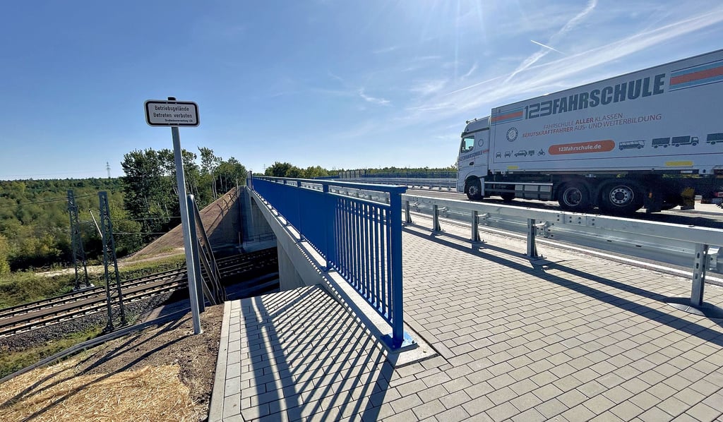 Autofahrer können seit Freitag wieder über die neue B184-Brücke bei Roitzsch zwischen Bitterfeld und Delitzsch fahren.