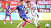 Mainz-Profi Dominik Kohr (links) und Augsburgs Fabian Rieder kämpfen um den Ball.