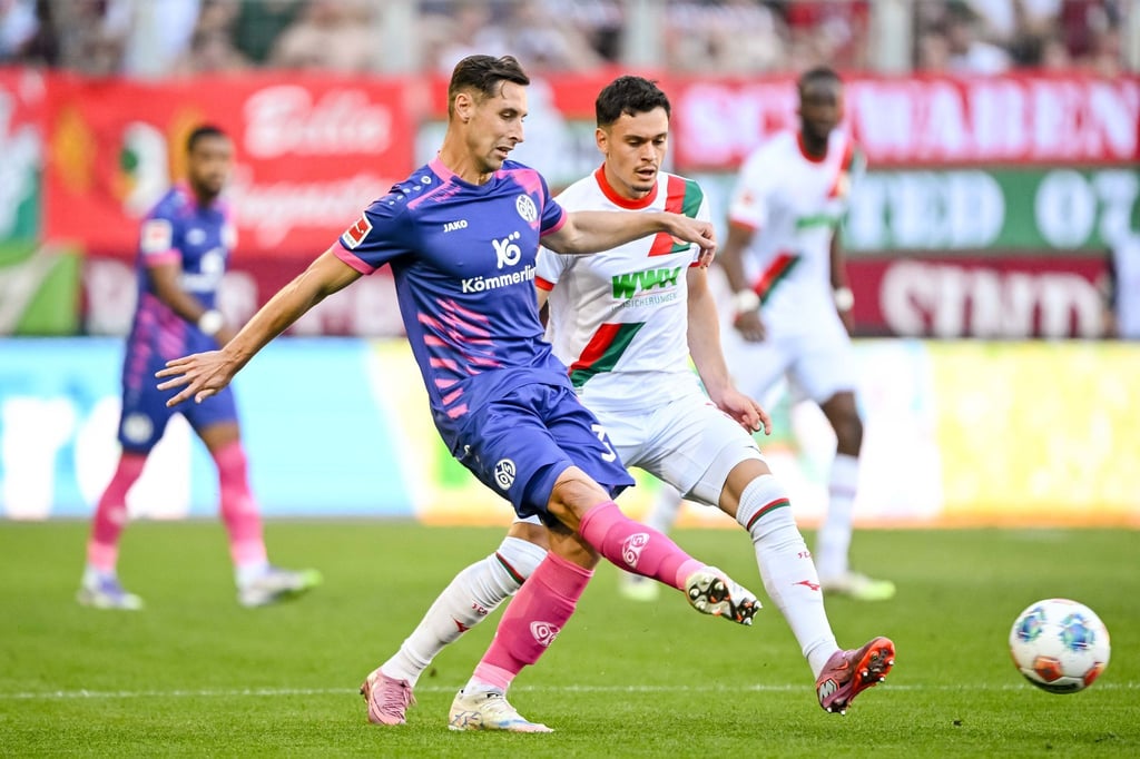 Mainz-Profi Dominik Kohr (links) und Augsburgs Fabian Rieder kämpfen um den Ball.