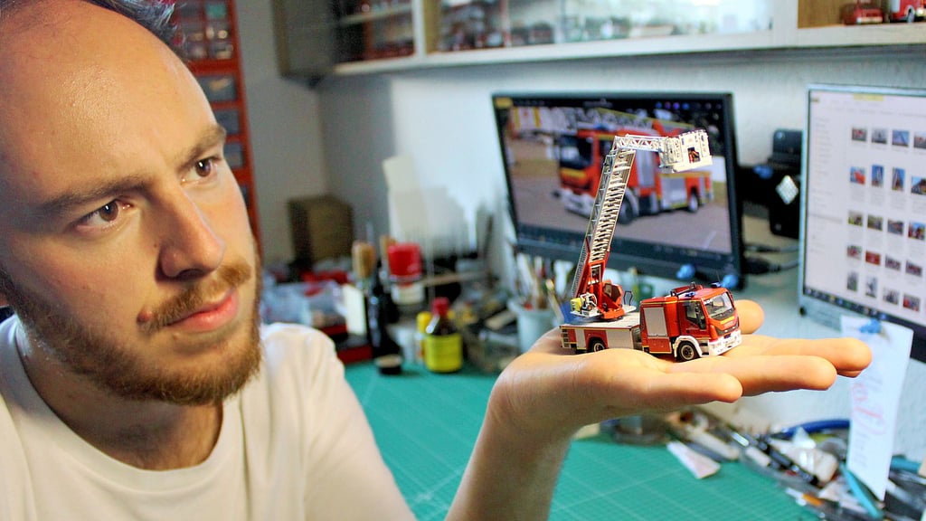 Martin Nolte baut Feuerwehrmodelle aller Ortsfeuerwehren des Salzlandkreises im Maßstab 1:87 nach, hier die Ascherslebener Drehleiter.