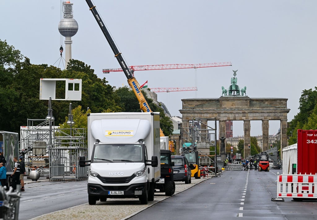 Am Brandenburger Tor wird bereits der Zielbereich aufgebaut.