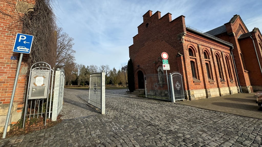Der Haupteingang des Halberstädter Friedhofs ist offen, aber man darf nur mit Sondergenehmigung reinfahren.