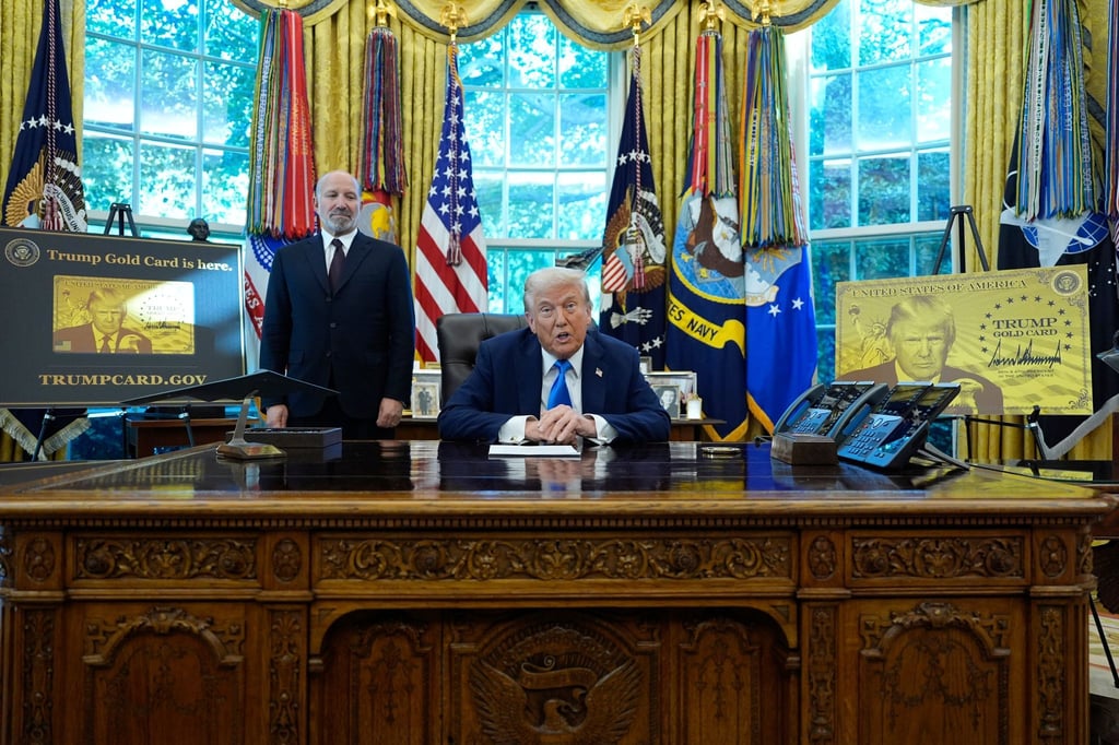 „Kauft jetzt DIE TRUMP GOLD CARD“, rät der Präsident im Stile eines Verkäufers.