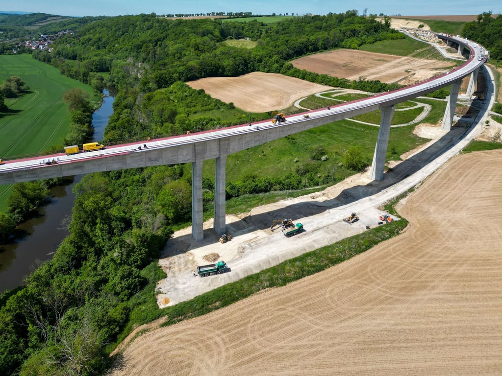 Die Saalebrücke als Teil der Ortsumgehung Bad Kösen ist mit dem Deutschen Ingenieurpreis ausgezeichnet worden. (Archivbild)