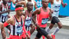 Favorit Sabastian Sawe (M) setzte sich schon früh im Berlin-Marathon ab.