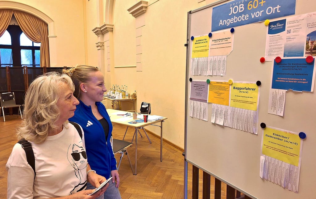 Oma Brigitte und Enkelin Jette schauten auf der Ausbildungsmesse gemeinsam nach Jobs.