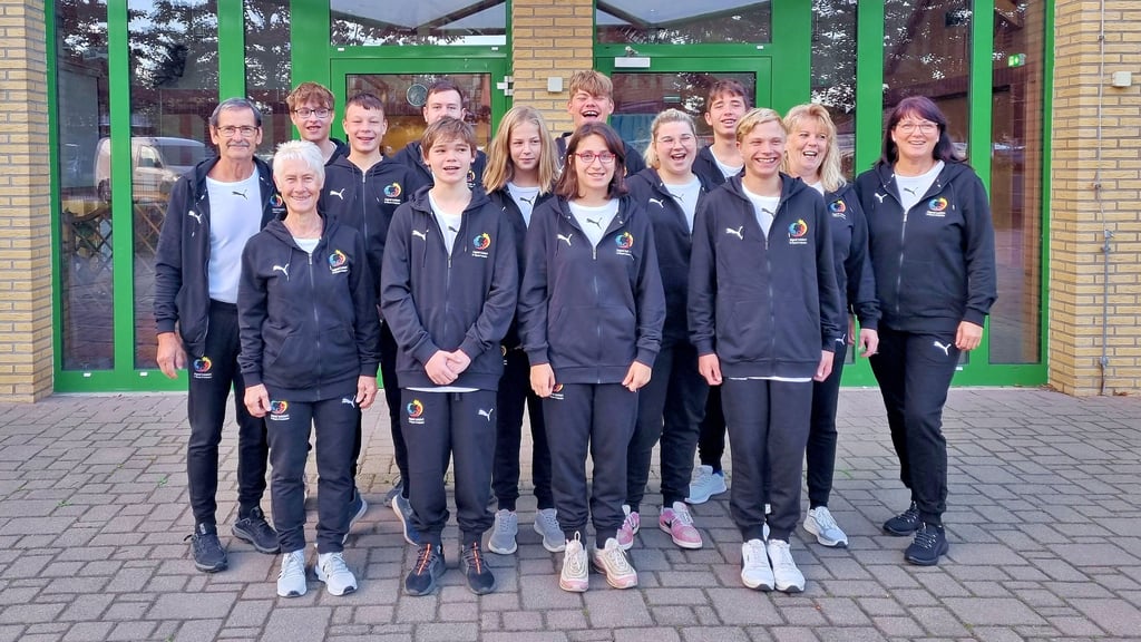 Die Teilnehmer des Bundesfinales für den Schulwettbewerb „Schüler trainieren für Olympia & Paralympics“ in Berlin vor ihrer Abreise von Wolmirsleben.