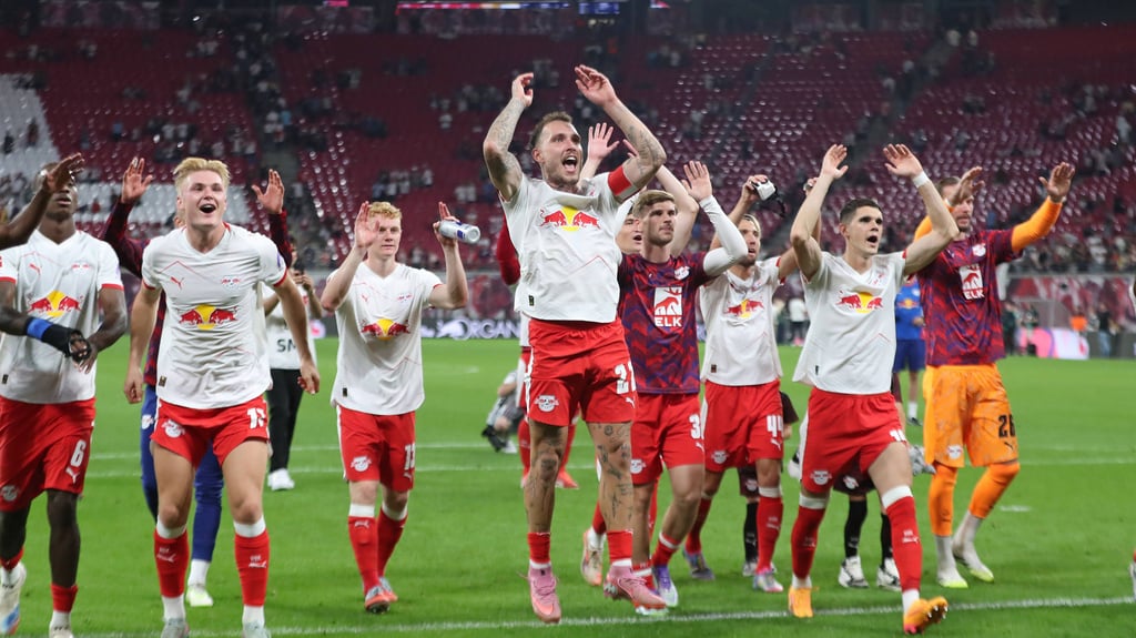 Freunde bei den RB-Profis nach dem Sieg gegen Köln.