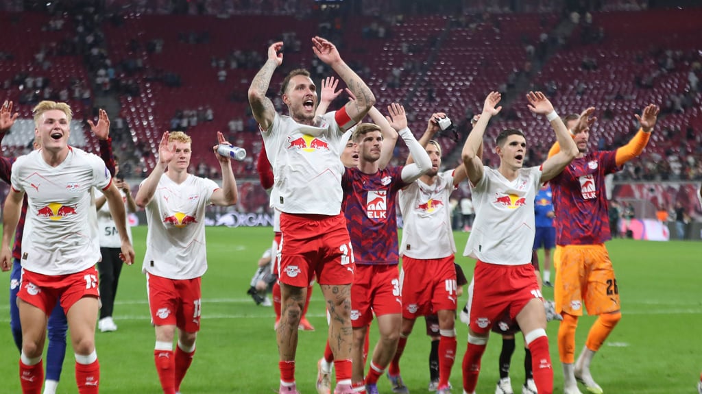 Freunde bei den RB-Profis nach dem Sieg gegen Köln.