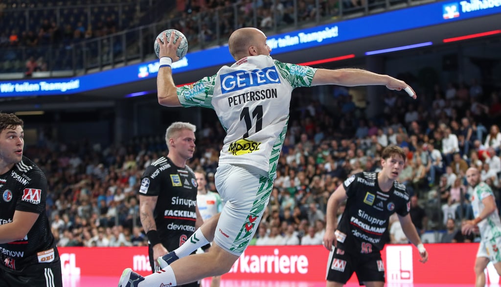 Daniel Pettersson rettete mit seinem Tor zum 31:31 dem SCM beim HC Erlangen wenigstens noch einen Punkt. Tobias Buck, Marek Nissen und Florian Scheerer können nur noch zuschauen.