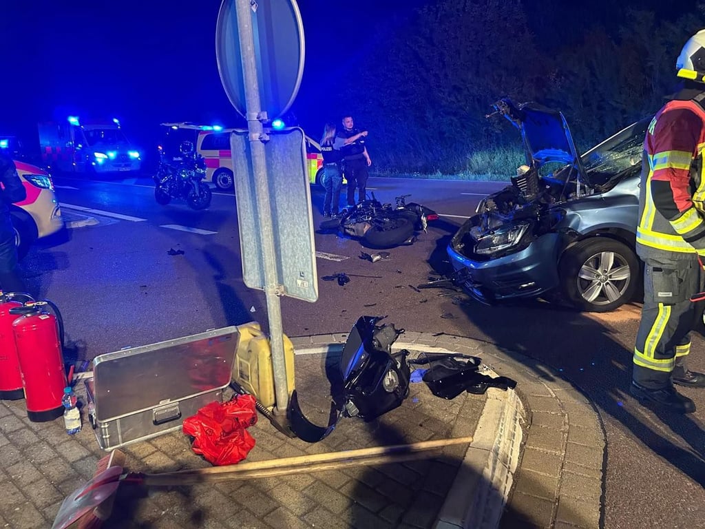 Zwei Menschen wurden am Samstagabend bei einem Unfall auf der Zufahrt zum Eisleber Wiesenmarkt verletzt. Die Eisleber Feuerwehr war dort im Einsatz.
