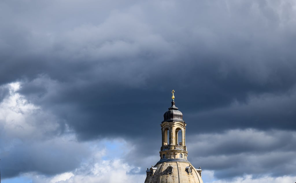 Über Sachsen ziehen am Sonntag zunehmend Wolken auf – am Nachmittag drohen Gewitter mit Starkregen. (Archivbild)