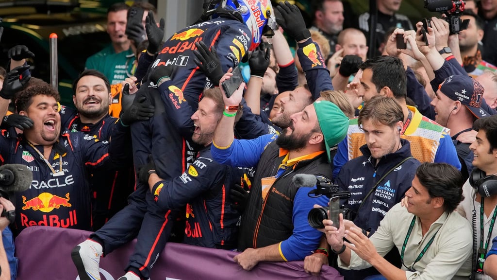 Max Verstappen feiert seinen nächsten Sieg.