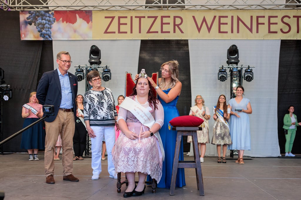 Beim 18. Zeitzer Weinfest im Schlosspark Moritzburg wurde auch die 11. Zeitzer Weinprinzessin gekrönt.