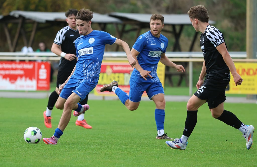 Illya Kovrak (l./gegen Matti Schauer) hinterließ gegen den SC Bernburg einen starken Eindruck und feierte mit den Fortunen den vierten Saisonsieg.