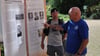 André Sole-Bergers (li.) vom „Lauf für Ally“ mit Detlef Göbel von der Lebenshilfe Genthin vor der mobilen Ausstellung des AWO-Fachkrankenhauses. 