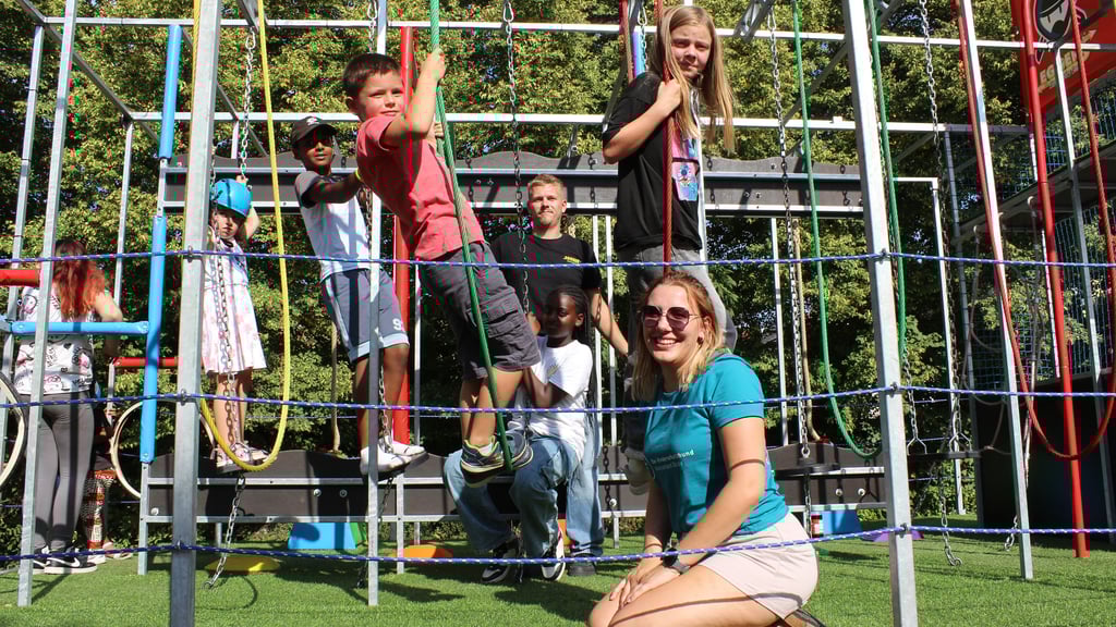 Kim Alpermann (rechts unten) hat das Fest an der Kulturfabrik organisiert. Viele Kinder amüsieren sich auf dem „Ninja Warriors“-Parcours.