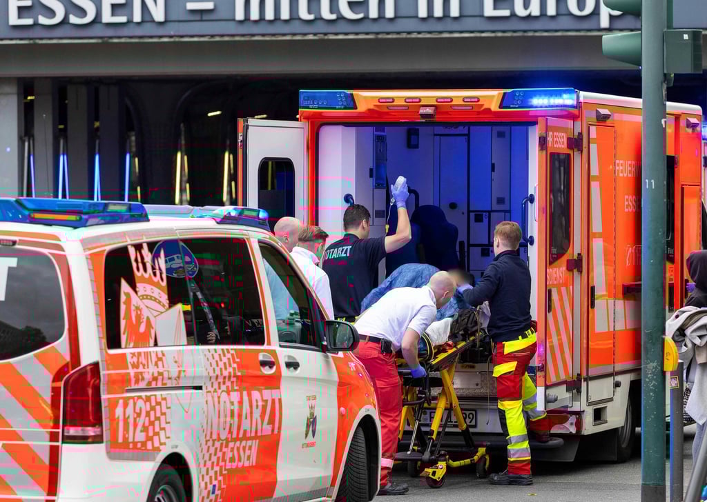 Eine verletzte Frau wird von Rettungskräften versorgt.