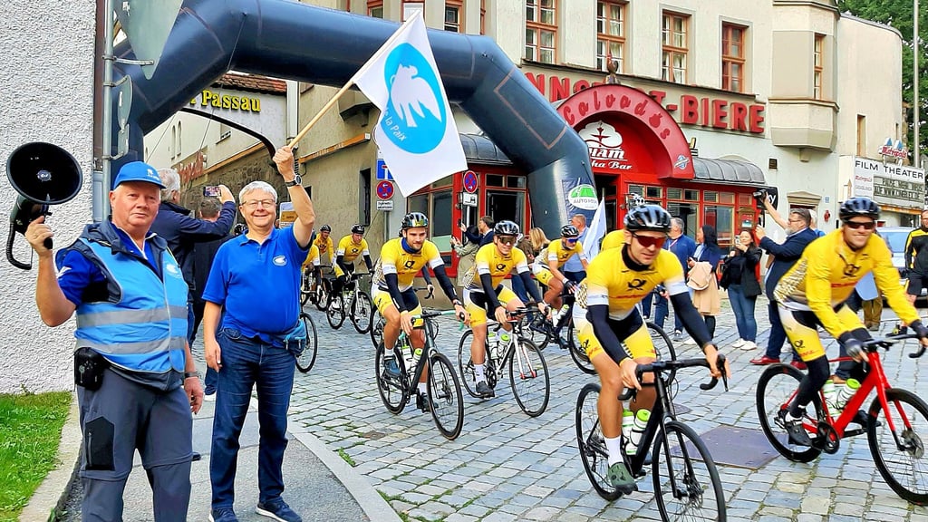Reiner Jaluschka (links) und Holger Witzel feuern die Radsportler an.
