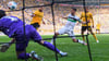 Nils Fröling (Dynamo Dresden, 2.v.l) erzielt gegen Torwart Nahuel Noll (Hannover 96) und Enzo Leopold (Hannover 96) das Tor zum 2:1.