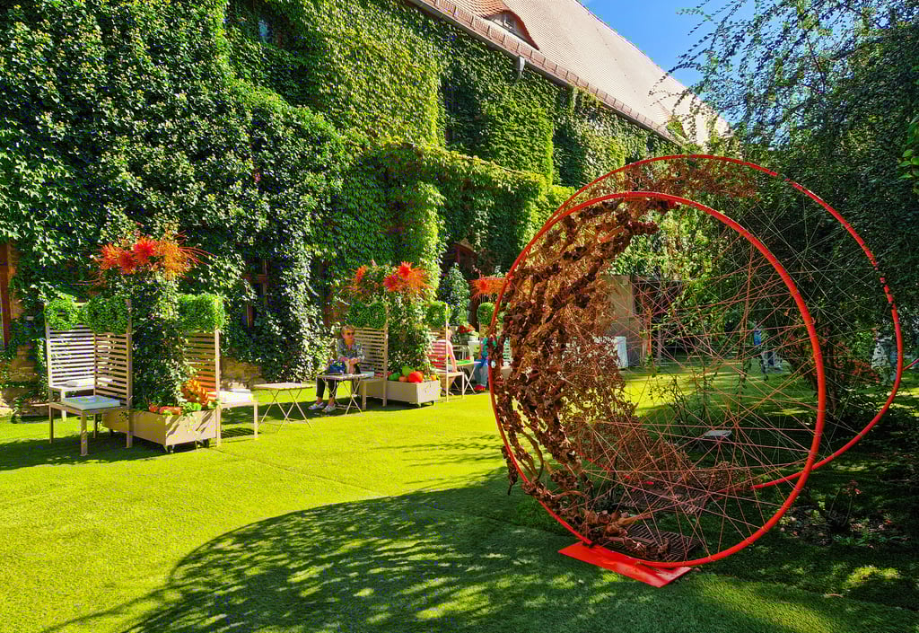 Die Neue Residenz lädt mit der Herbstausstellung zum Verweilen ein.