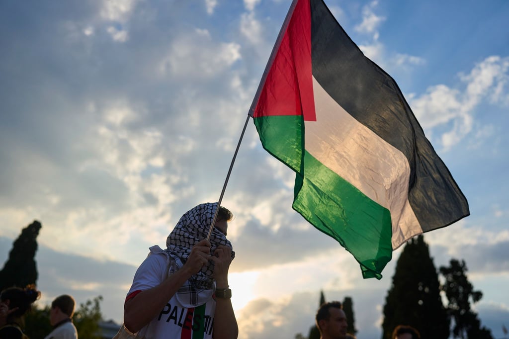 Ein Demonstrant schwenkt eine palästinensische Flagge während einer Demonstration vor dem griechischen Parlament. (Archivbild)