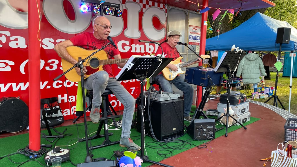 Manfred Petri und Detlef Gersch, das Gitarrenduo „Man***De“, spielten Songs wie „Alt wie ein Baum“ (Puhdys), „Bad Moon Rising“ (Creedence Clearwater Revival) oder „Learning To Fly“ (Tom Petty).
