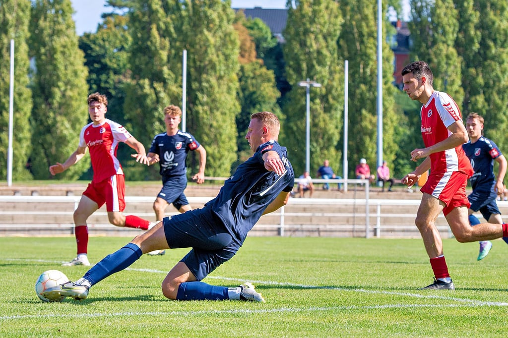 Kommt hier per Grätsche noch an den Ball, ließ aber bei seinen Abschlüssen bei der 0:1-Heimniederlage gegen Köthen etwas die Genauigkeit vermissen: SCN-Spieler Hannes Niebling.