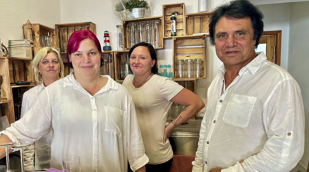 Das „Leuchtturm“-Mitarbeiter-Quartett, das komplett aus Tangermünde kommt (v.l.): Marina Krause, Ines Pesenecker, Franziska Hartwig sowie Küchenchef und Inhaber Babar Sadran.