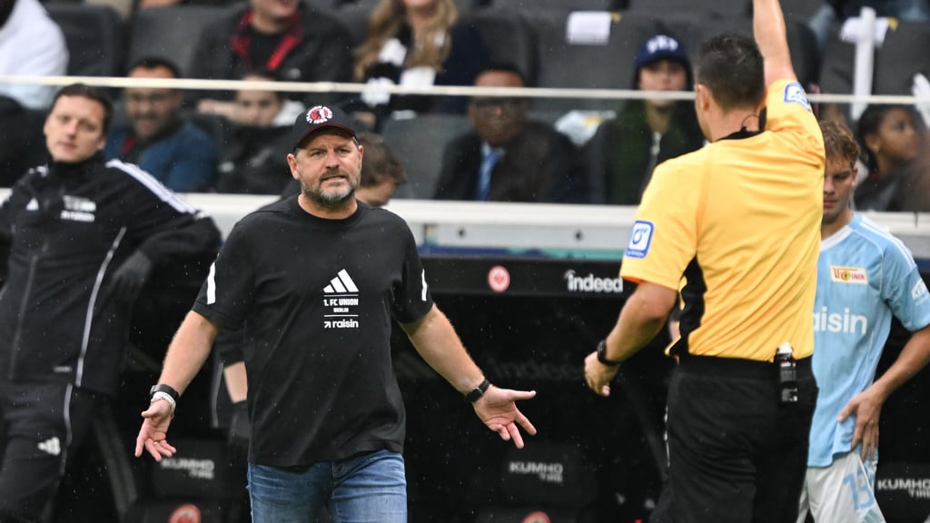 Steffen Baumgart sieht in einer hektischen Schlussphase Rot.