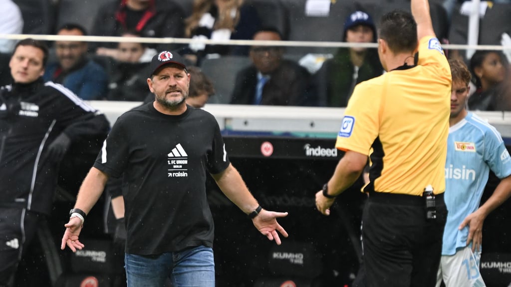 Steffen Baumgart sieht in einer hektischen Schlussphase Rot.