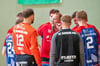 Die Regionalliga-Handballer des HCB, hier in einer Auszeit mit Trainer Fabian Kunze in der Partie gegen Köthen, haben ihr Heimspiel gegen die SG Pirna/Heidenau am Samstagabend in Plotha mit 28:23 gewonnen.