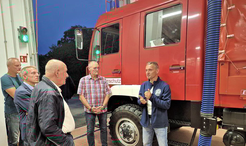 Stefan Geisler (r.) führte die Ausschussmitglieder durch das Gerätehaus.